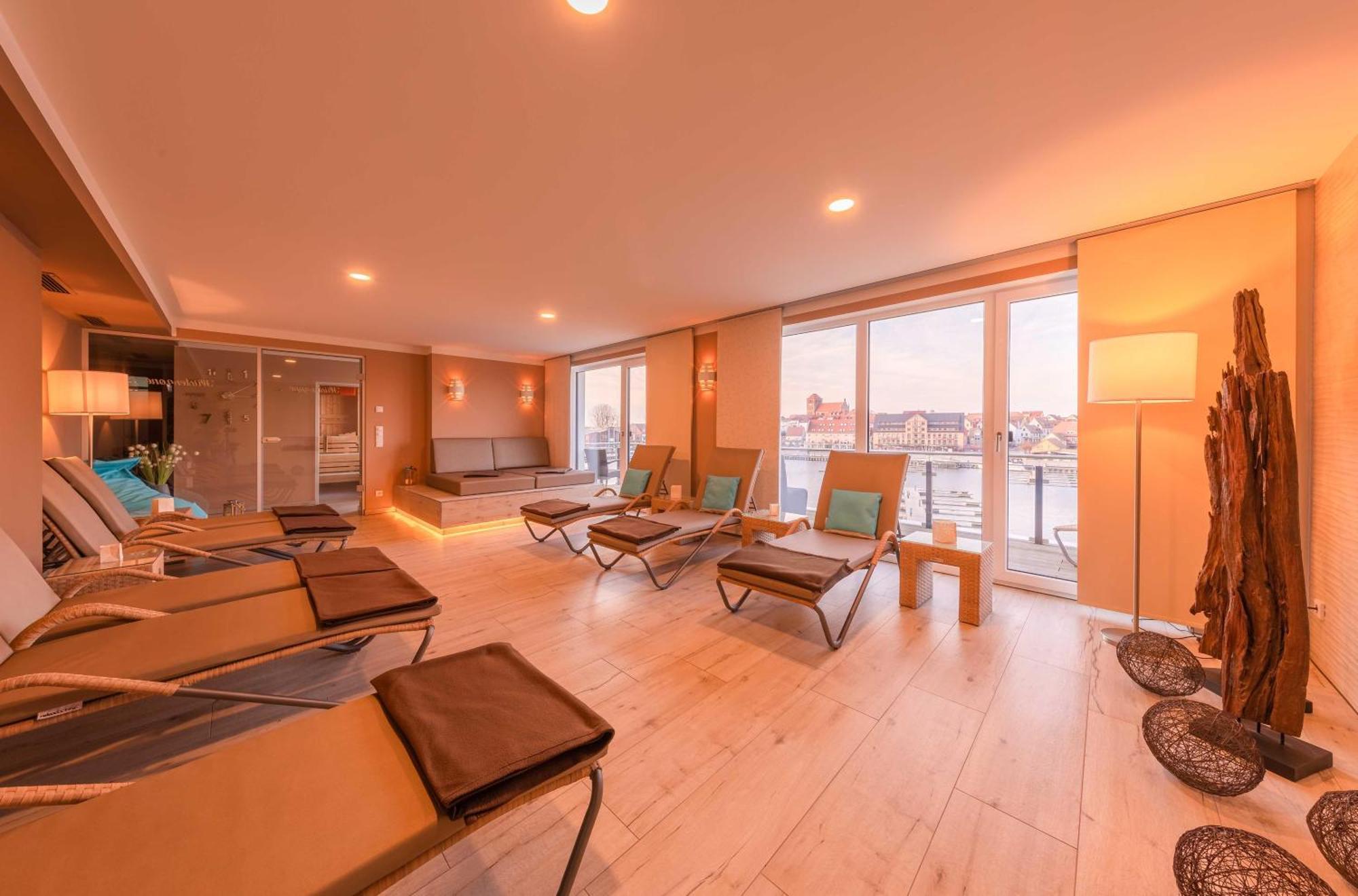 4-Sterne-Apartment Anastasia Hafenblick, 3 Balkone & Wellness In Waren 瓦伦 外观 照片